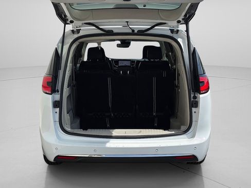 Used 2024 Chrysler Pacifica Touring-L FWD image 6