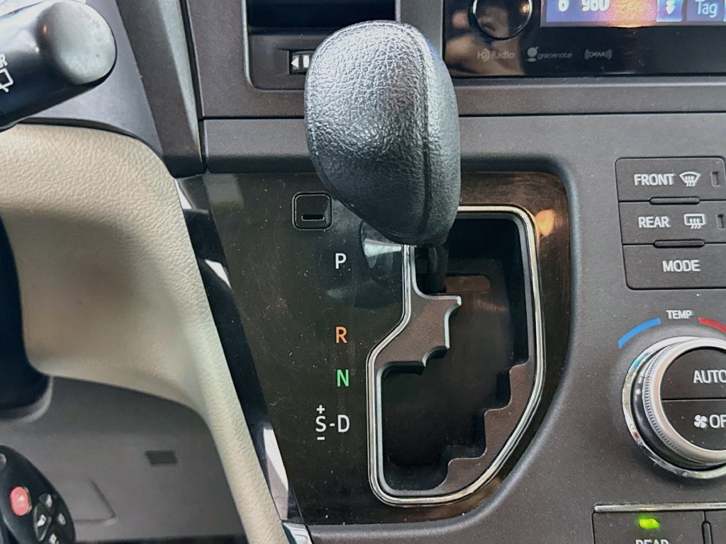 Used 2017 Toyota Sienna LE FWD image 17
