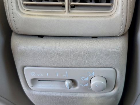 Used 2004 Cadillac Seville SLS w/ Preferred Equipment Group image 17