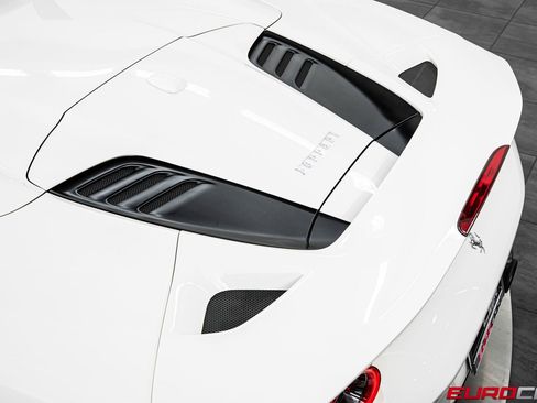 Used 2022 Ferrari F8 Tributo RWD image 22