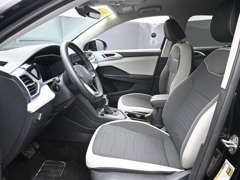 Used 2025 Volkswagen Taos SE FWD image 16