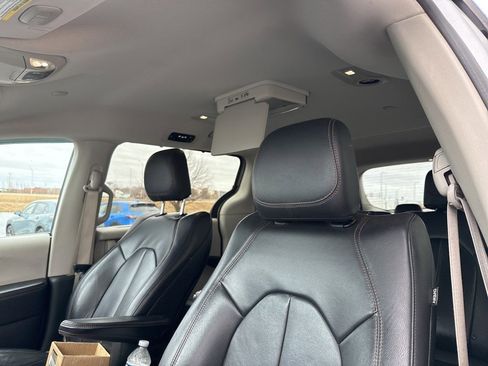 Used 2017 Chrysler Pacifica Touring-L image 10