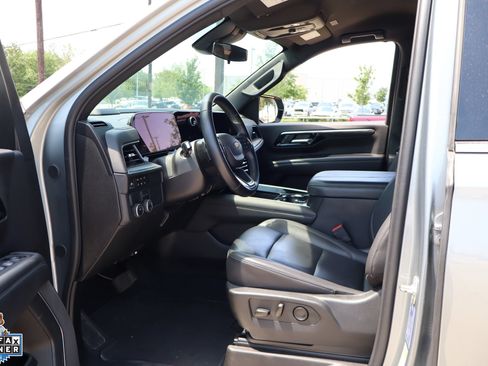 Used 2025 Chevrolet Suburban LT RWD image 25