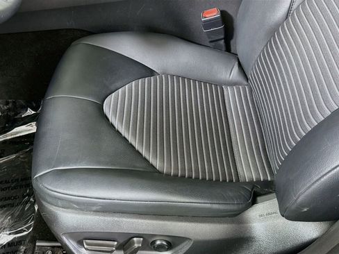 Used 2020 Toyota Camry SE FWD image 12