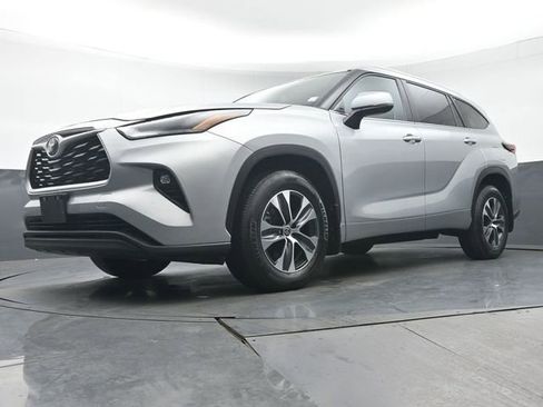 Certified 2024 Toyota Highlander XLE image 40