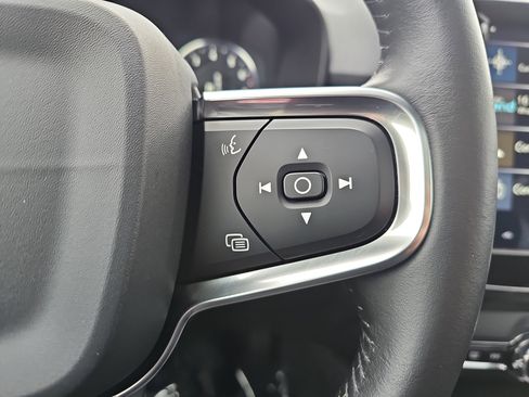 Used 2020 Volvo XC40 T5 Momentum image 19