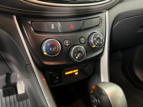 Used 2018 Chevrolet Trax LT w/ LT Convenience Package FWD image 19
