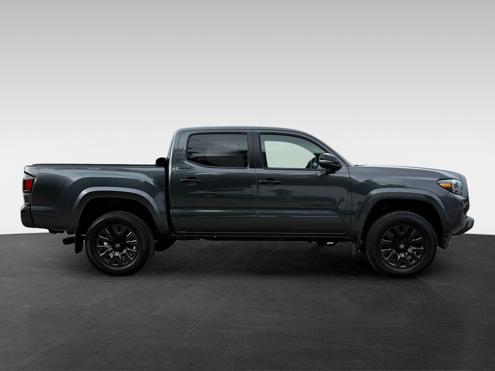Used 2022 Toyota Tacoma Limited w/ Nightshade Package AWD/4WD image 4