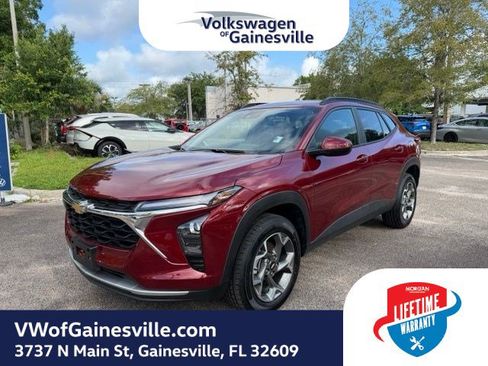 Used 2025 Chevrolet Trax LT w/ LT Convenience Package FWD image 3