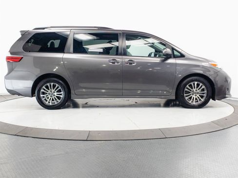 Used 2020 Toyota Sienna XLE Premium FWD image 14