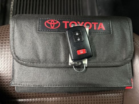 Used 2022 Toyota Tacoma Limited image 39