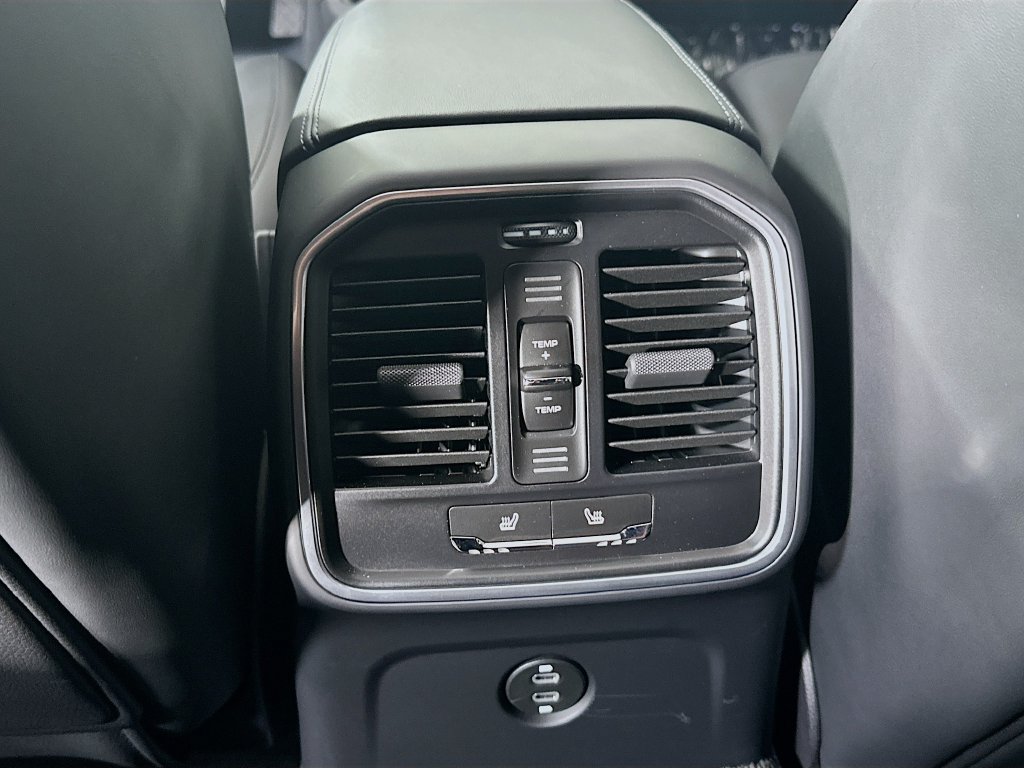 Certified 2025 Porsche Macan AWD/4WD image 27