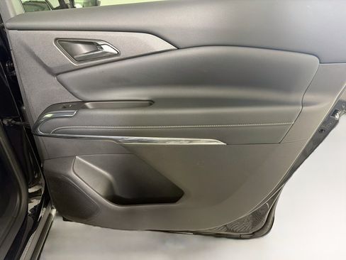 Used 2025 Chevrolet Traverse LT FWD image 31