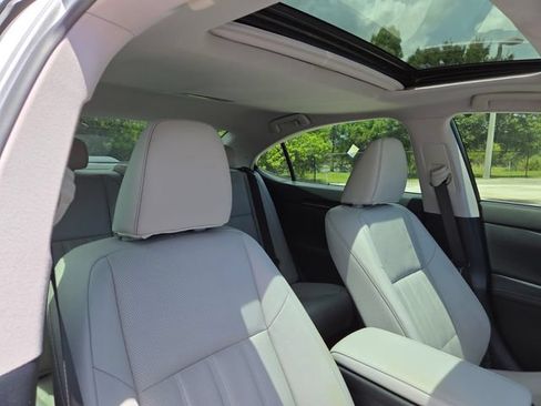 Used 2017 Lexus ES 300h w/ Luxury Package FWD image 11