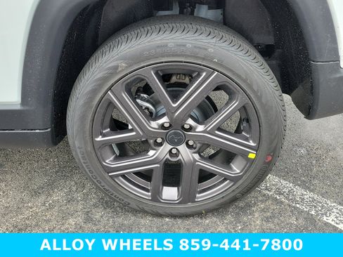 New 2026 Jeep Compass Latitude image 9