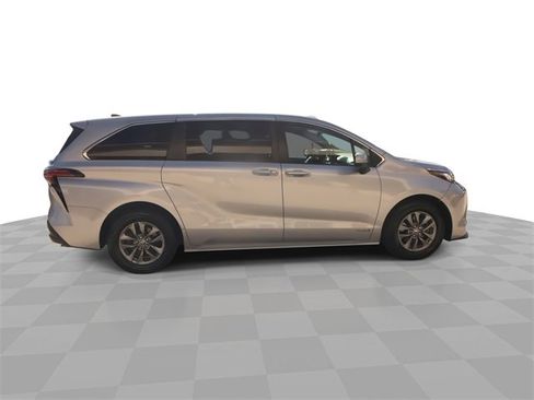 Used 2021 Toyota Sienna LE image 16