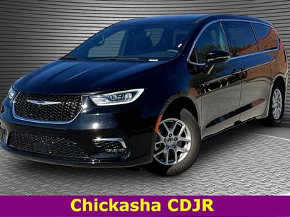 Used 2025 Chrysler Pacifica Select