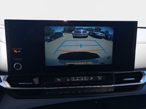 Used 2025 Toyota Sienna XLE FWD image 22