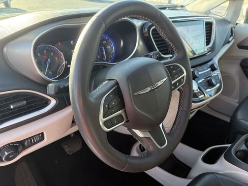 Used 2023 Chrysler Pacifica Touring-L image 8