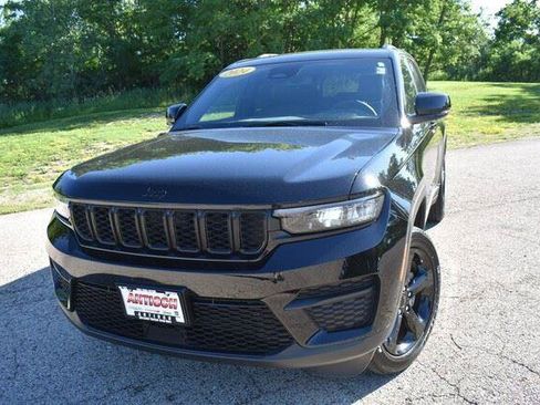 Used 2024 Jeep Grand Cherokee Altitude AWD/4WD image 12