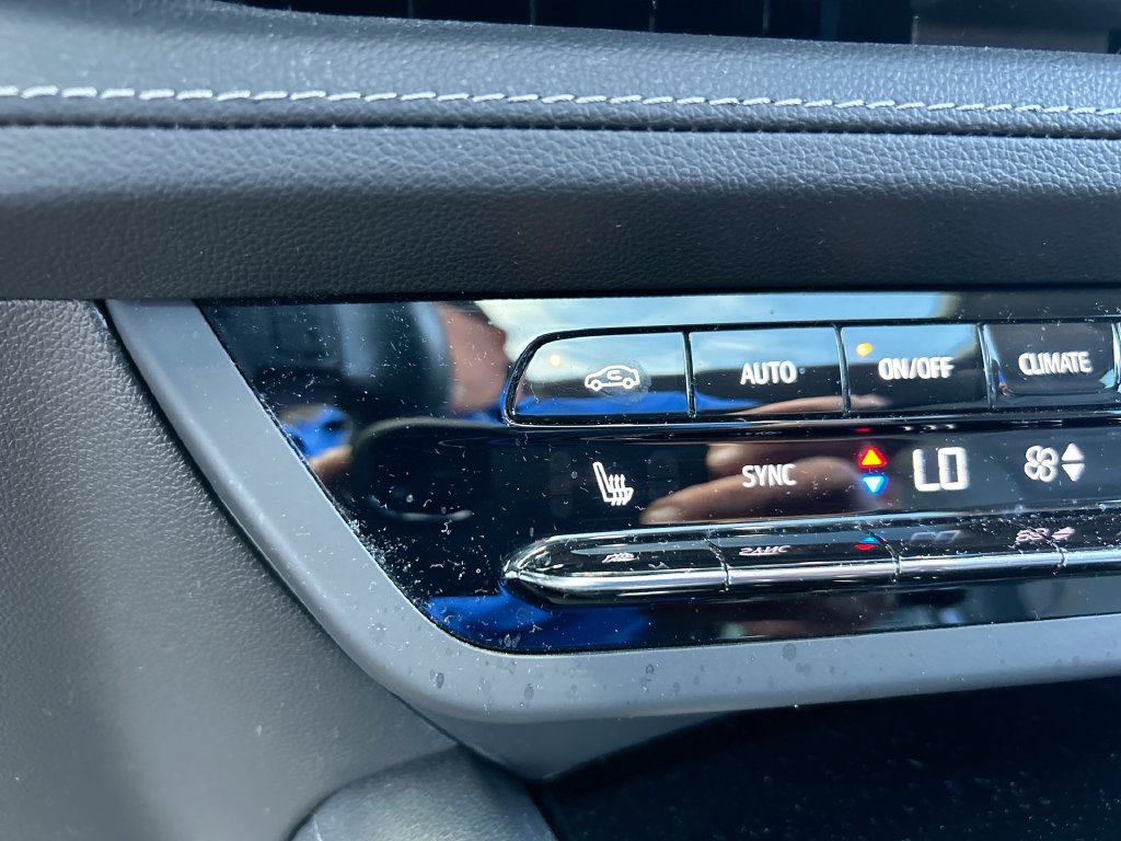 Used 2023 Buick Envision Essence AWD/4WD image 27