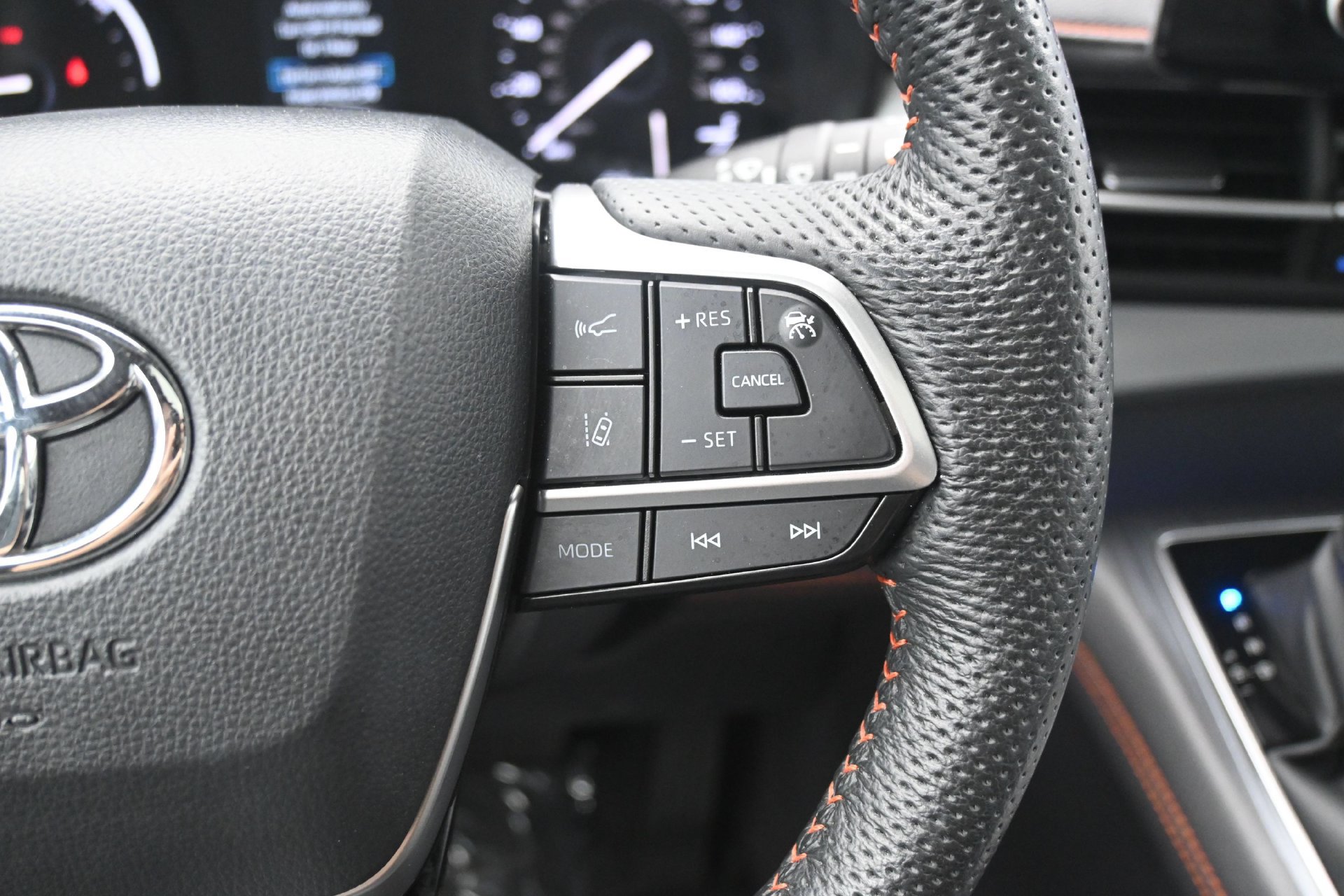 Used 2022 Toyota Sienna XSE FWD image 23