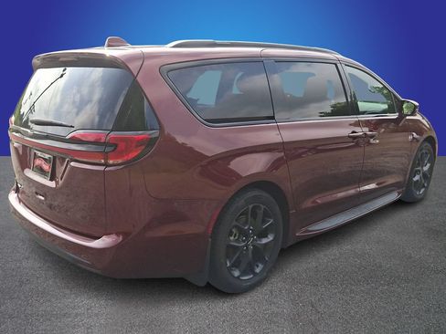 Used 2021 Chrysler Pacifica Touring-L w/ Uconnect Theater Family Group FWD image 4