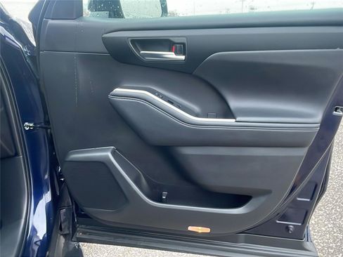 Used 2025 Toyota Highlander XLE image 13