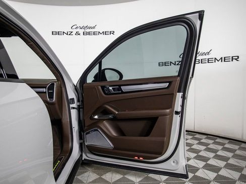 Used 2022 Porsche Cayenne Turbo S image 18