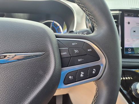 Used 2023 Chrysler Pacifica Touring-L FWD image 30