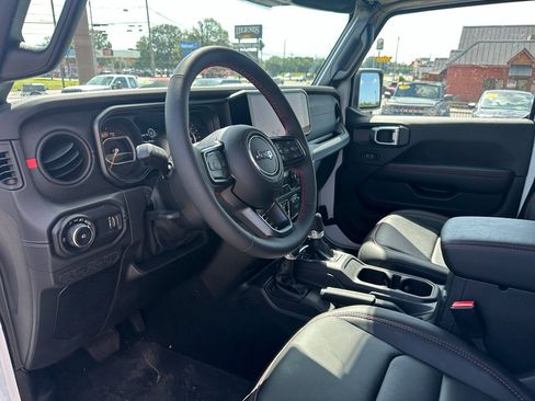 Used 2024 Jeep Wrangler Unlimited Rubicon AWD/4WD image 8