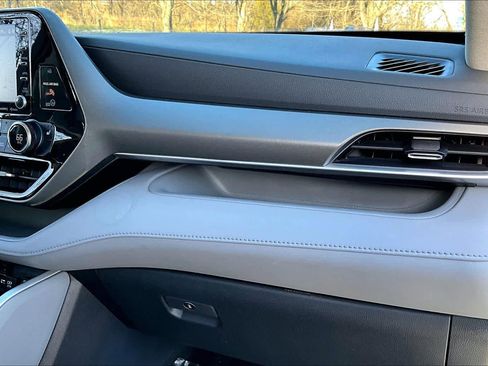 Used 2021 Toyota Highlander XLE image 18