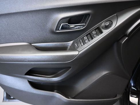 Used 2020 Chevrolet Trax LT w/ LT Convenience Package image 10