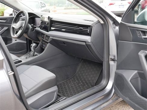 Certified 2025 Volkswagen Jetta SE image 20