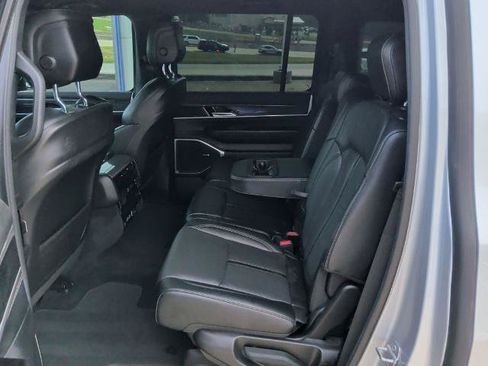Used 2022 Jeep Wagoneer Series II RWD image 10