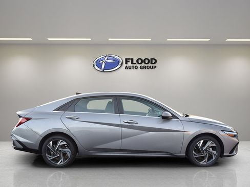 Used 2024 Hyundai Elantra SEL w/ Convenience Package image 3