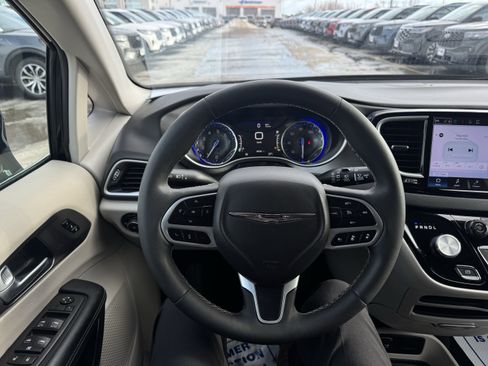 Used 2024 Chrysler Pacifica Touring-L image 9