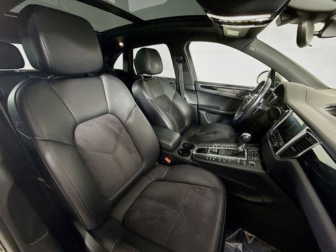 Certified 2018 Porsche Macan image 25