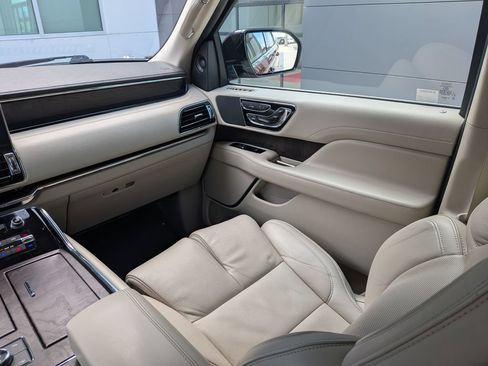 Certified 2019 Lincoln Navigator Reserve AWD/4WD image 17