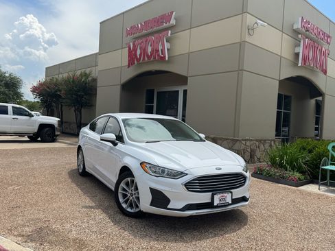 Used 2020 Ford Fusion SE FWD image 1