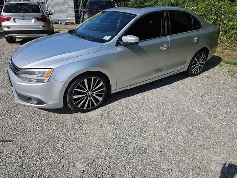 Used 2011 Volkswagen Jetta SEL FWD image 5
