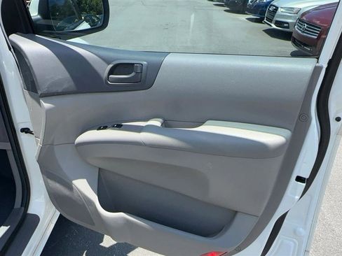 Used 2009 Kia Sedona LX FWD image 26