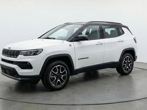 Used 2025 Jeep Compass Trailhawk image 3