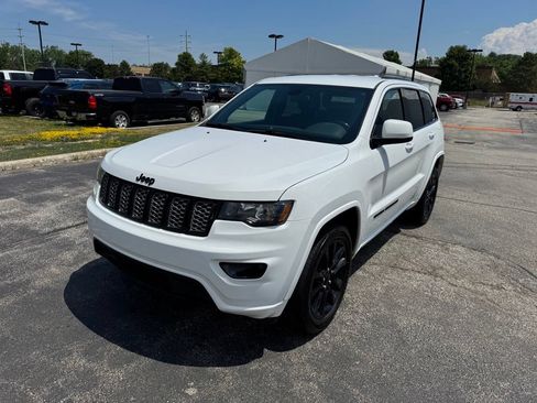 Used 2021 Jeep Grand Cherokee Laredo X AWD/4WD image 3