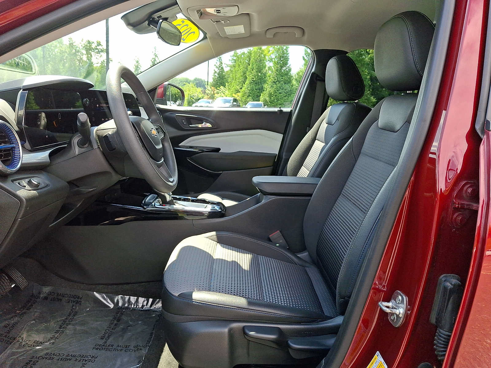 Used 2025 Chevrolet Trax LT FWD image 13