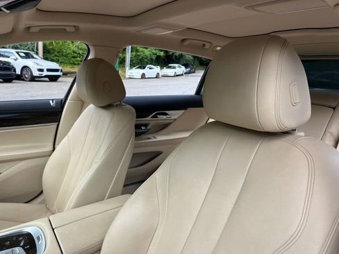 Used 2018 BMW 740i image 13