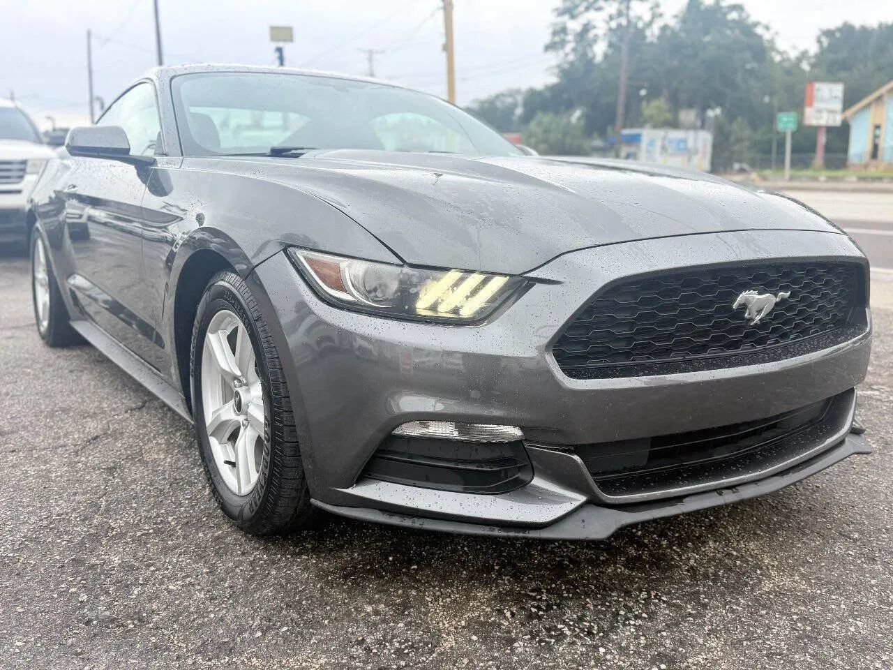 Used 2017 Ford Mustang Coupe RWD image 2