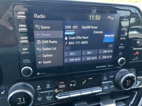 Used 2021 Toyota Highlander XLE AWD/4WD image 28