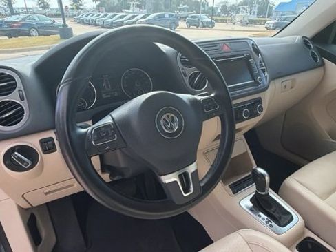 Used 2011 Volkswagen Tiguan SE image 16