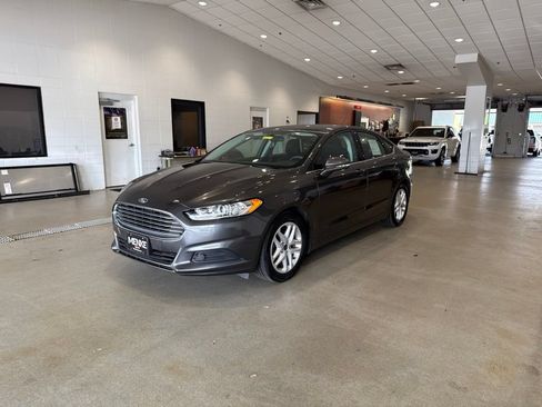 Used 2016 Ford Fusion SE FWD image 3